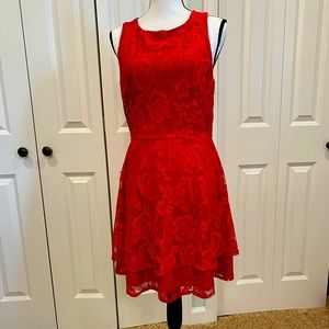 Sleeveless lace red dress